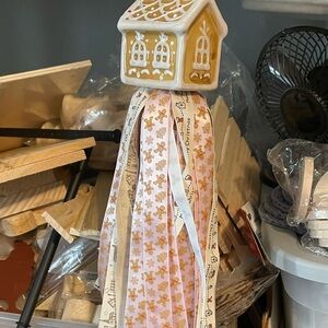 Gingerbread shaker tassel
